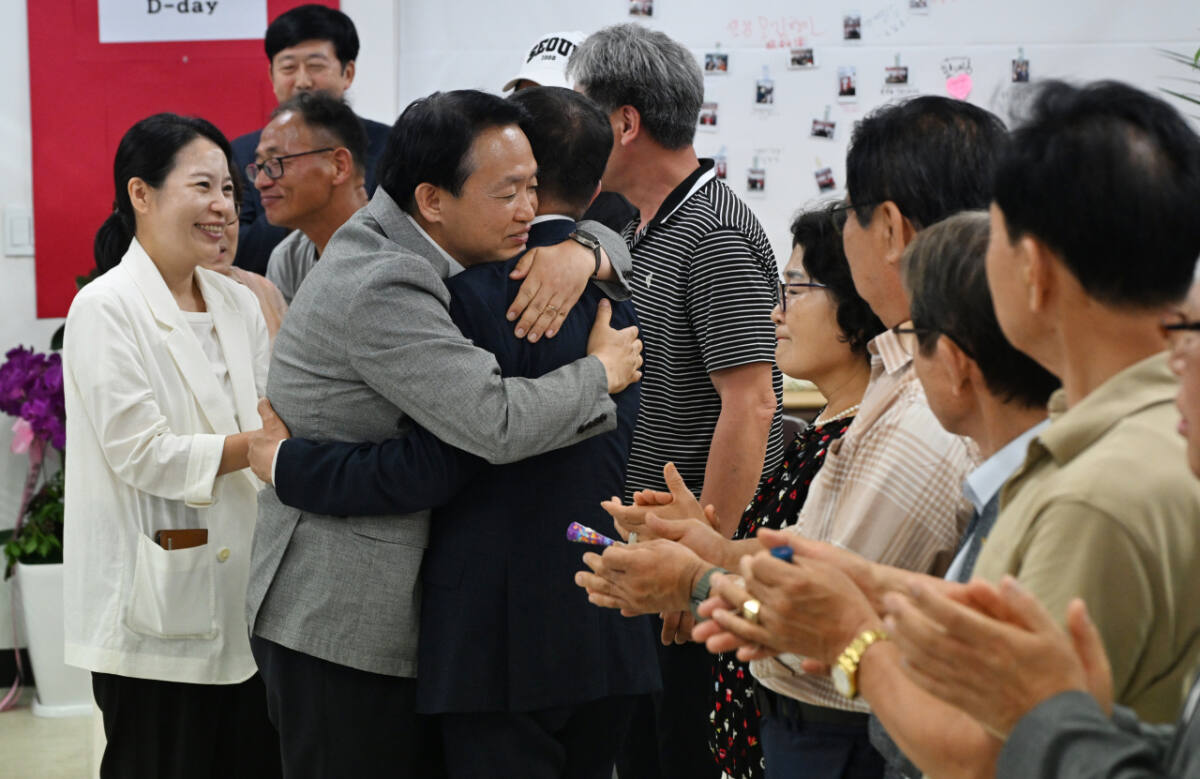 국민의힘 김찬진 인천 제물포구청장 당선인이 4일 오전 선거사무소에서 당선을 확정지은 뒤, 관계자들을 안아주며 격려하고 있다. 조병석기자