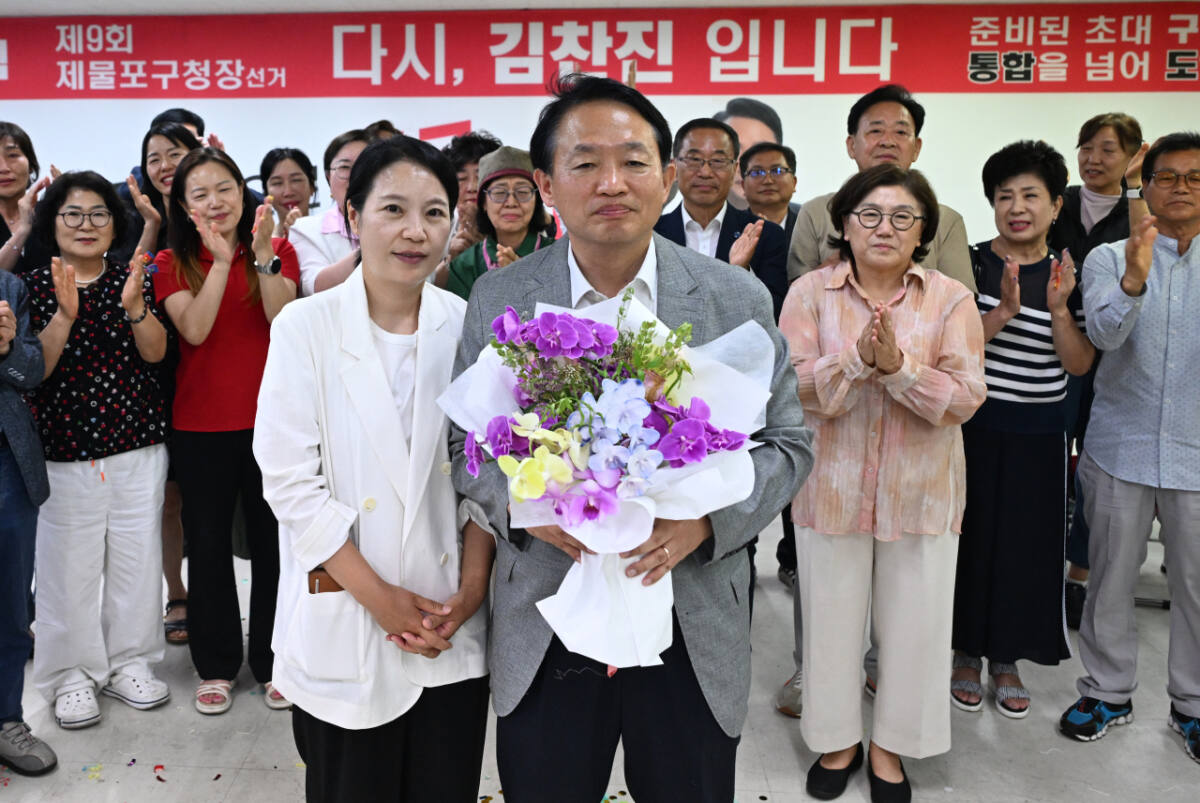 국민의힘 김찬진 인천 제물포구청장 당선인이 4일 오전 선거사무소에서 지지자들로부터 꽃다발을 받은 뒤 기념촬영을 하고 있다. 조병석기자