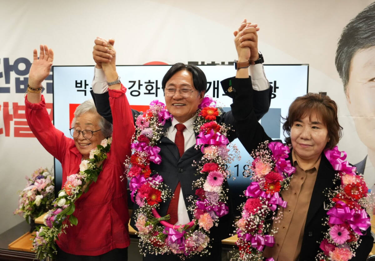 국민의힘 박용철 강화군수가 3일 당선을 확정한 뒤 지지자들의 환호에 가족들과 손을 들어 화답하고 있다. 조향래 기자