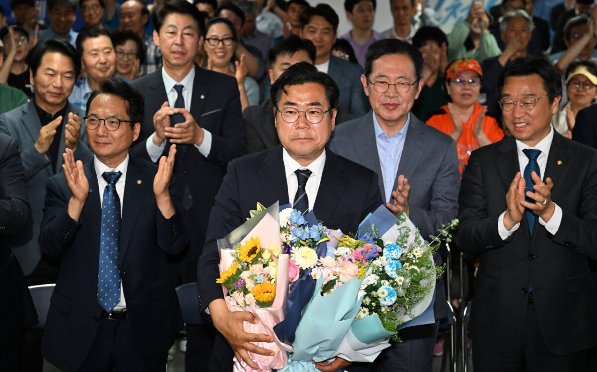 4일 자정께 인천 미추홀구 더불어민주당 박찬대 후보의 선거사무소(당찬캠프)에서 박찬대 인천시장 당선인이 박남춘 전 인천시당 등으로부터 당선 축하를 받고 있다. 조병석 기자