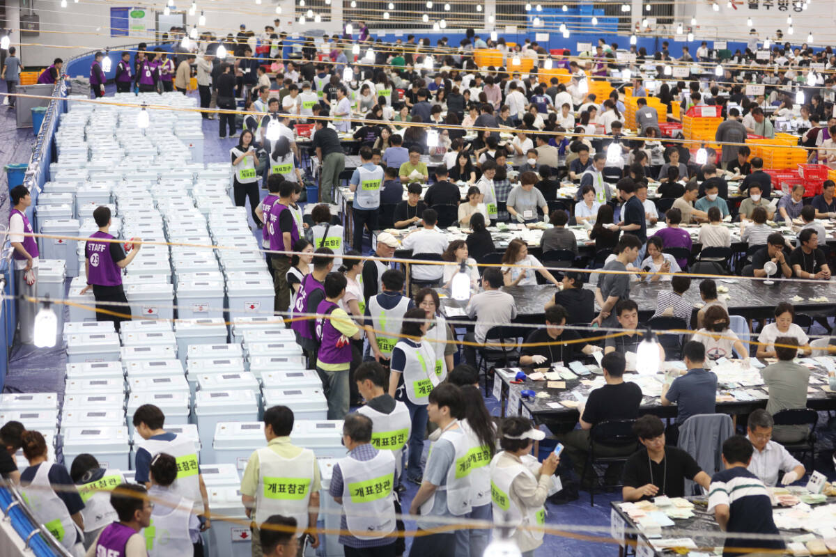 3일 오후 대구시 수성구 만촌 실내 인라인스케이트장에 마련된 6·3 지방선거 개표소에서 개표작업이 분주하게 진행되고 있다. 연합뉴스