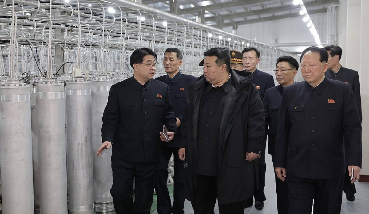 김정은, 핵물질 생산기지·연구소 현지지도