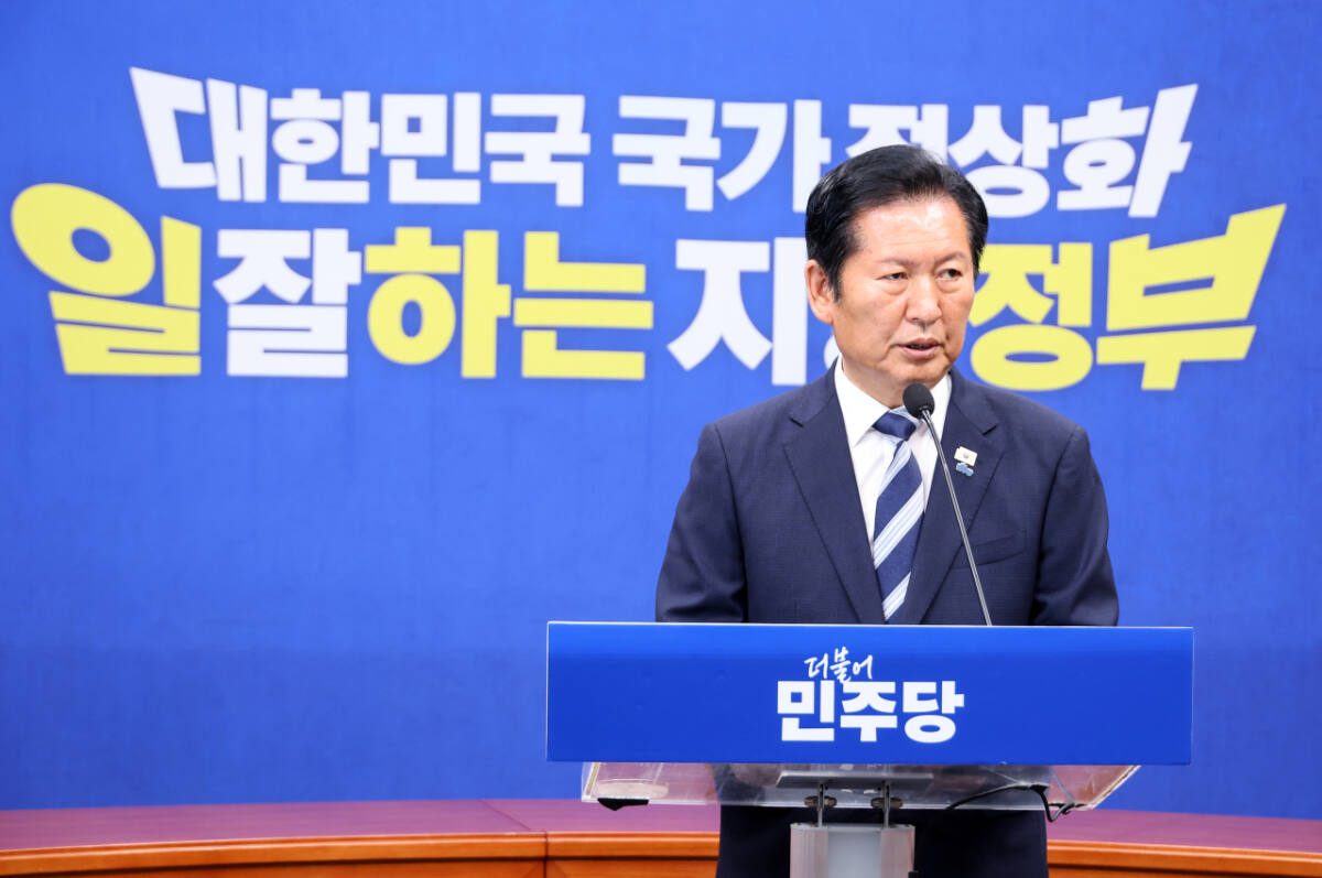 더불어민주당 정청래 총괄상임선대위원장이 4일 국회에서 기자회견을 열고 있다. 연합뉴스