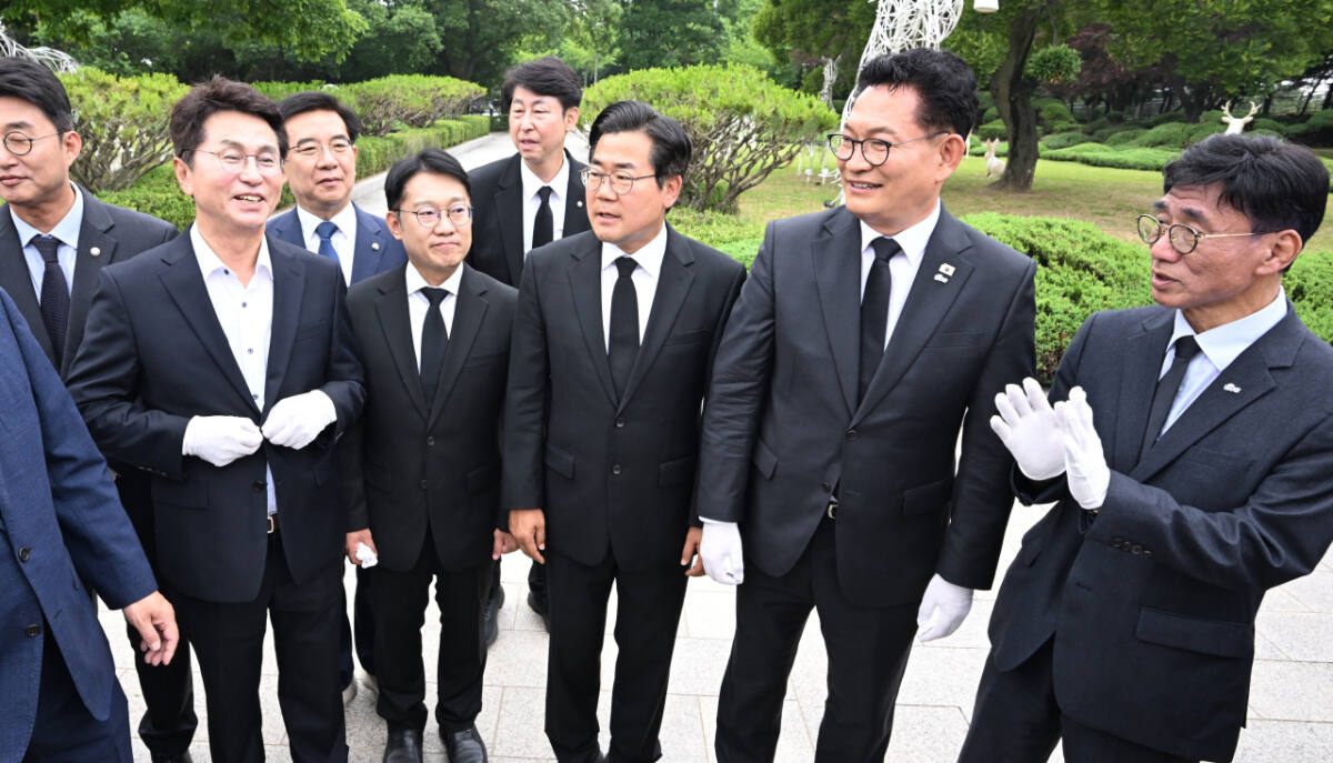 더불어민주당 박찬대 인천시장 당선인과 더불어민주당 소속 당선인들이 4일 수봉공원 현충탑 앞에서 서로 웃으며 이야기하고 있다. 조병석기자