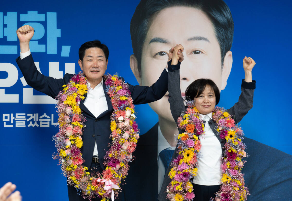 조용호 당선인이 부인 윤석란 여사와 함께 당선을 축하하고 있다. 조용호 선거사무소 제공