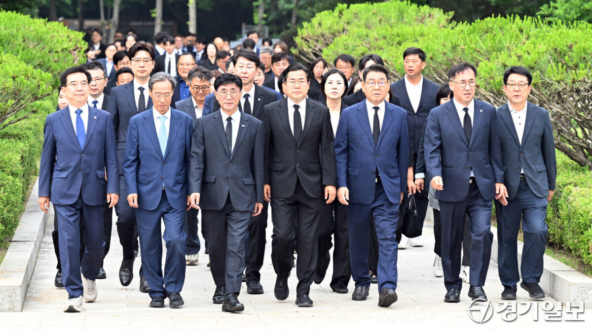 제9회 전국동시지방선거에서 당선된 박찬대 인천시장 당선인 및 인천지역 더불어민주당 당선자들이 첫 공식 일정으로 4일 미추홀구 수봉공원 현충탑을 찾아 참배하고 있다.