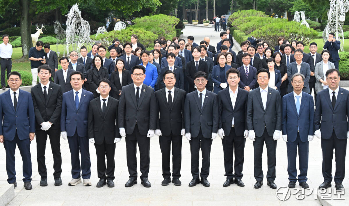 제9회 전국동시지방선거에서 당선된 박찬대 인천시장 당선인 및 인천지역 더불어민주당 당선자들이 첫 공식 일정으로 4일 미추홀구 수봉공원 현충탑을 찾아 참배하고 있다.