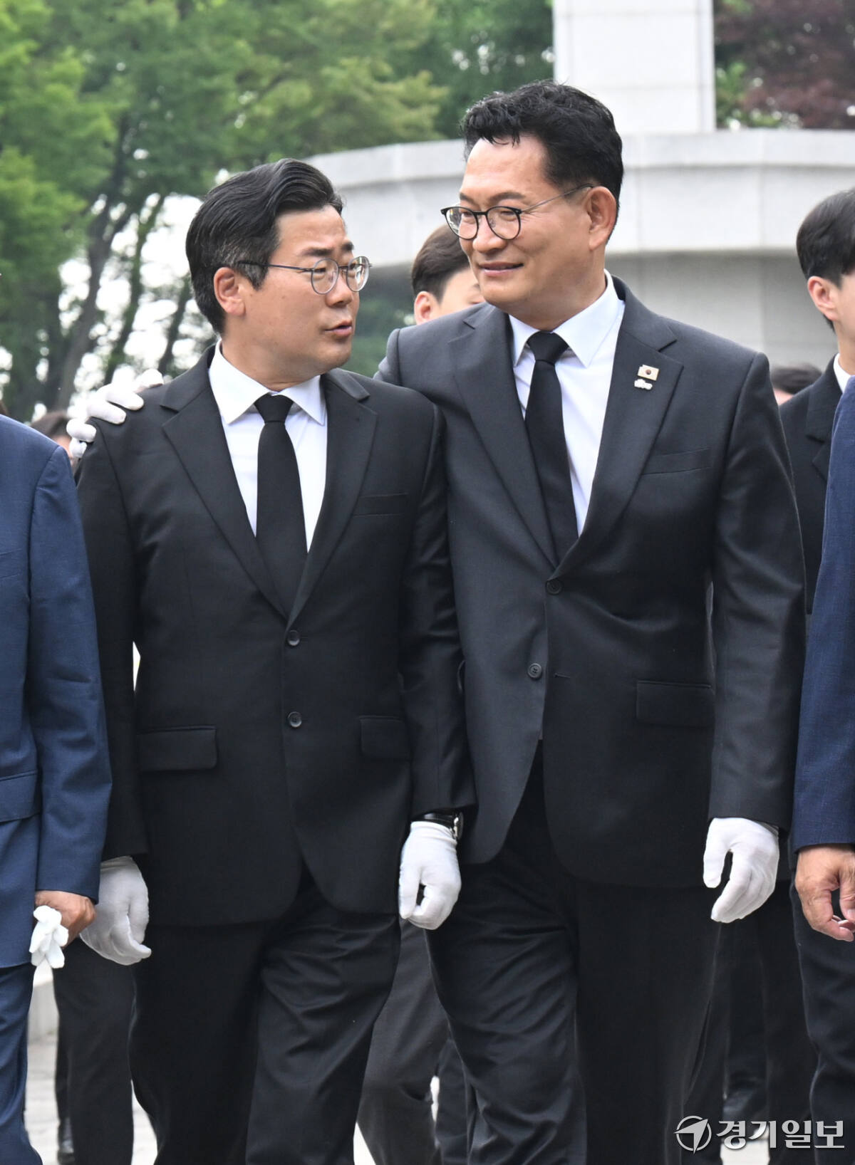 4일 미추홀구 수봉공원 현충탑에서 첫 공식 일정을 마친 박찬대 인천시청 당선인과 송영길 연수갑 보궐선거 당선인이 이야기를 나누고 있다.