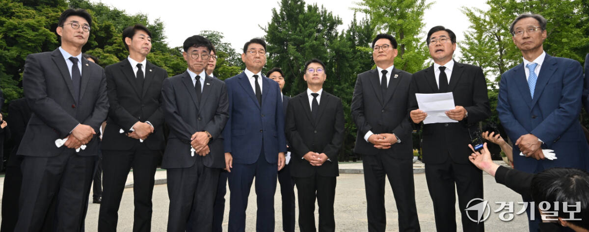 박찬대 인천시장 당선인이 제9회 전국동시지방선거에서 당선된 인천지역 더불어민주당 당선자들이 첫 공식 일정으로 4일 미추홀구 수봉공원 현충탑을 찾아 참배를 마치고 취재진에 질문에 답하고 있다.