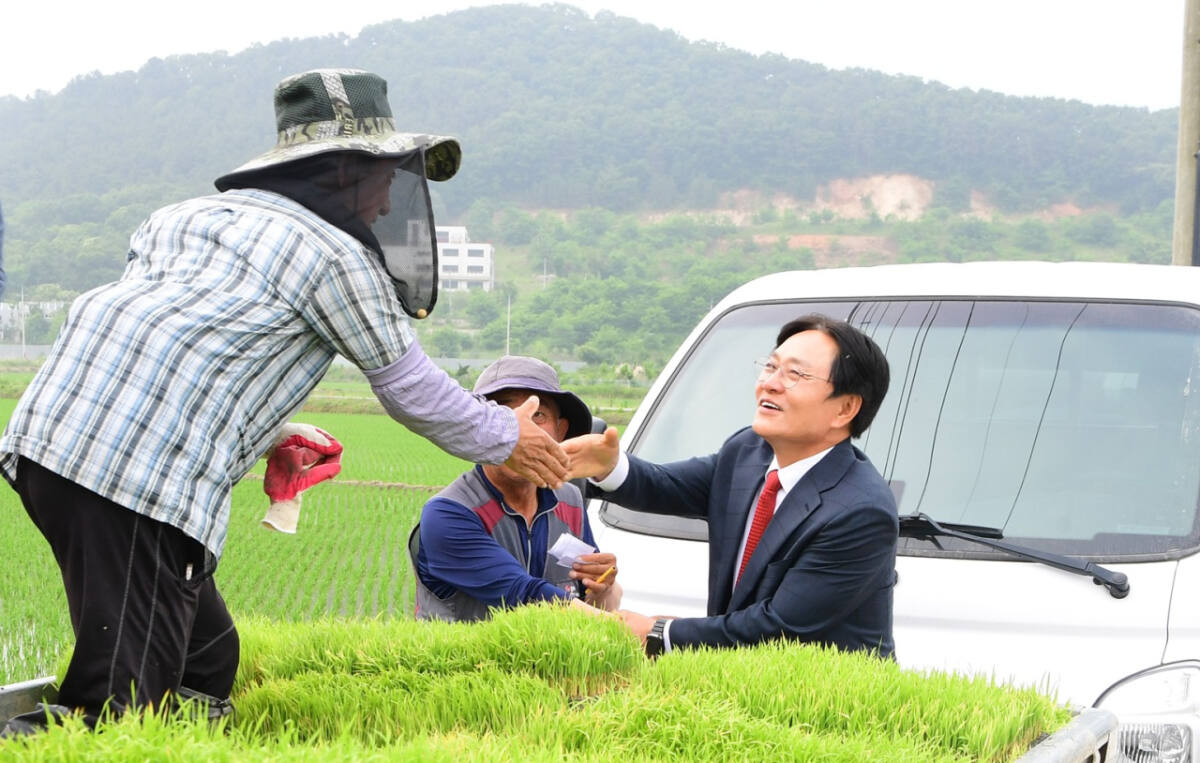 박용철 강화군수가 농업현장을 찾아 농민들과 악수를 나누고 있다. 강화군 제공
