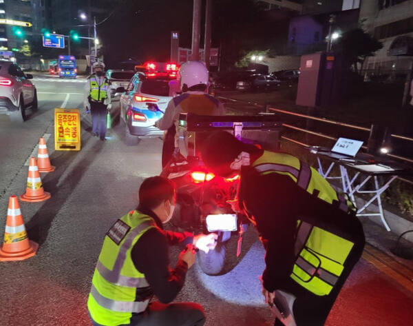 기사의 이해를 돕기 위한 이미지로 직접적 연관은 없습니다. 한국교통안전공단 경기북부본부의 불법자동차 안전단속 모습. 한국교통안전공단 경기북부본부 제공