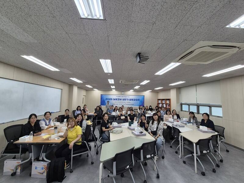 ‘2026 인천 늘봄학교 대학 연계 활성화 지원 상반기 활동공유회’ 참석자들이 기념사진을 촬영하고 있다. 인하대학교 제공