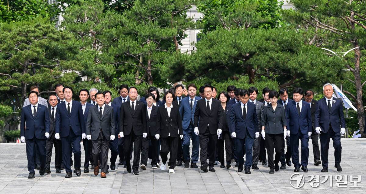 추미애 경기도지사 당선인, 안민석 경기도교육감 당선인, 김승원 더불어민주당 경기도당 위원장등 당선인 및 관계자들이 4일 오전 수원특례시 현충탑에 참배하고 있다. 윤원규기자