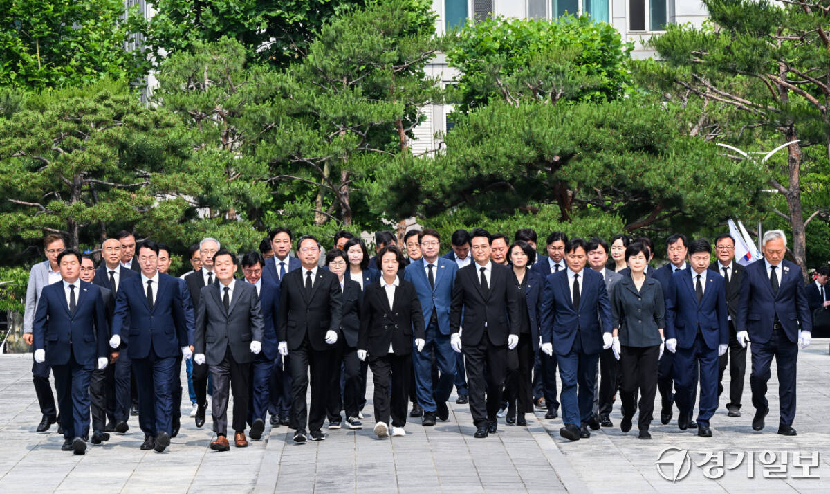 추미애 경기도지사 당선인, 안민석 경기도교육감 당선인, 김승원 더불어민주당 경기도당 위원장등 당선인 및 관계자들이 4일 오전 수원특례시 현충탑에 참배하고 있다. 윤원규기자