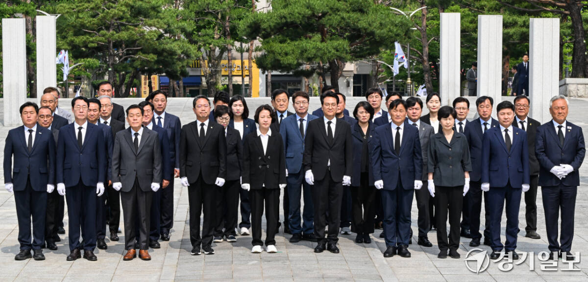 추미애 경기도지사 당선인, 안민석 경기도교육감 당선인, 김승원 더불어민주당 경기도당 위원장등 당선인 및 관계자들이 4일 오전 수원특례시 현충탑에 참배하고 있다. 윤원규기자