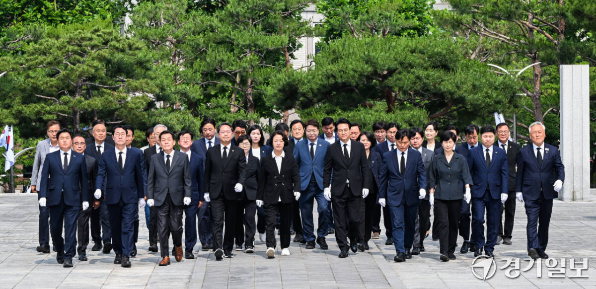 추미애 경기도지사 당선인, 안민석 경기도교육감 당선인, 김승원 더불어민주당 경기도당 위원장등 당선인 및 관계자들이 4일 오전 수원특례시 현충탑에 참배하고 있다. 윤원규기자