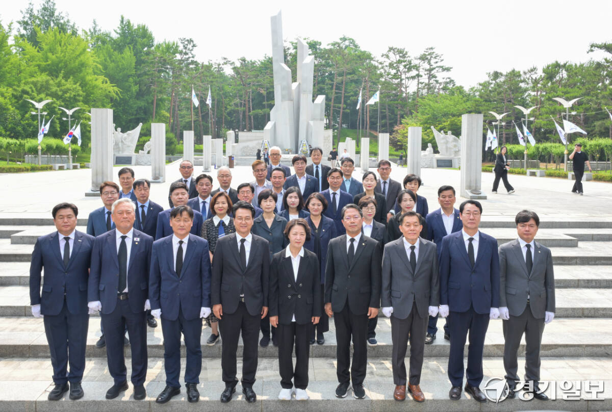 추미애 경기도지사 당선인, 안민석 경기도교육감 당선인, 김승원 더불어민주당 경기도당 위원장등 당선인 및 관계자들이 4일 오전 수원특례시 현충탑에 참배하고 있다. 윤원규기자