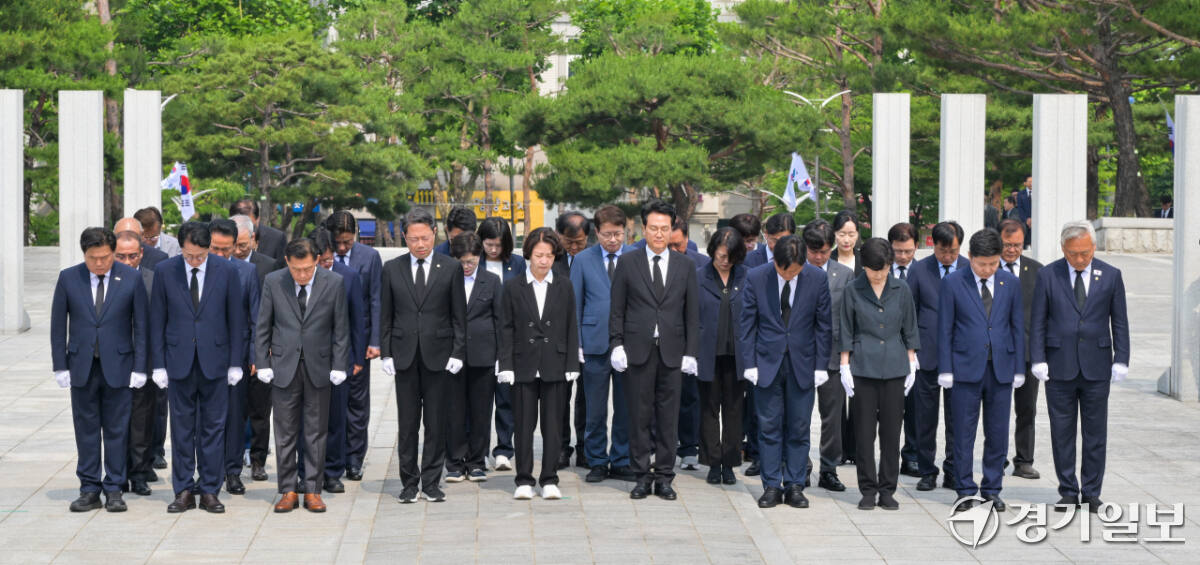 추미애 경기도지사 당선인, 안민석 경기도교육감 당선인, 김승원 더불어민주당 경기도당 위원장등 당선인 및 관계자들이 4일 오전 수원특례시 현충탑에 참배하고 있다. 윤원규기자