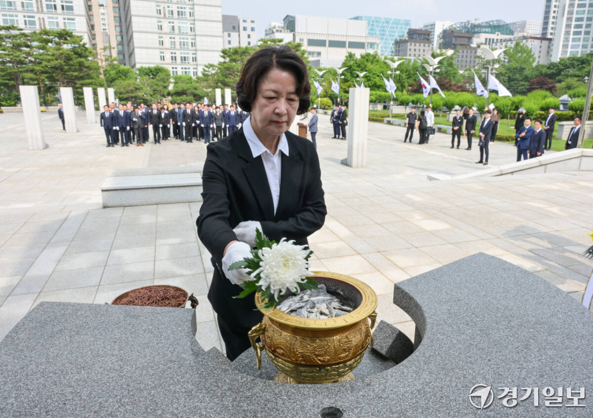 추미애 경기도지사 당선인이 4일 오전 수원특례시 현충탑에 헌화하고 있다. 윤원규기자
