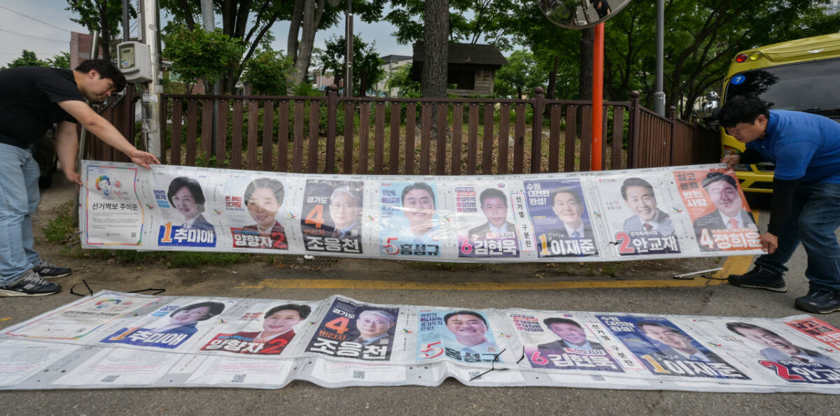 4일 오후 수원특례시 동수원중학교 인근에서 관계자들이 제9회 전국동시지방선거 벽보를 철거하고 있다. 윤원규기자