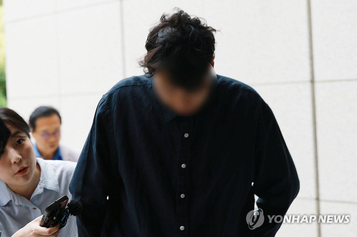 4일 인천 서구 가좌동 섬유공장 등에서 외국인 노동자를 폭행한 A씨가 영장실질심사을 받기 위해 미추홀구 인천지법에 출석하고 있다. 연합뉴스