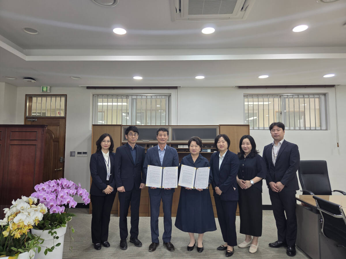 임정모 교육장(왼쪽 세 번째)과 양영희 서정대 총장이 고교 대학 연계 학점인정 업무협약서를 체결한 뒤 기념촬영을 하고 있다. 동두천양주교육지원청 제공