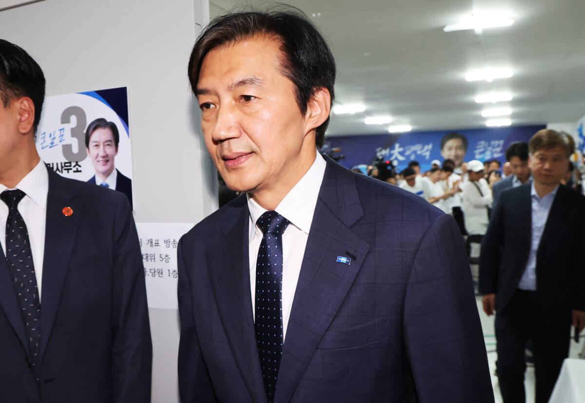 평택을 국회의원 재선거에 출마한 조국혁신당 조국 후보가 패배 후 선거사무소에서 나오는 모습. 연합뉴스