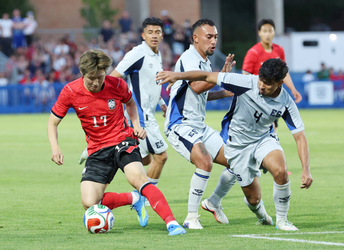 4일(한국시간) 미국 유타주 프로보에 위치한 브리검영대 사우스필드에서 열린 대한민국과 엘살바도르의 평가전.한국 이강인(왼쪽)이 드리블을 하고 있다.연합뉴스
