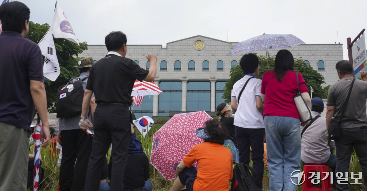 4일 오전 경기 과천시 중앙선거관리위원회 앞에서 보수 성향 단체 관계자들이 제9회 전국동시지방선거 당시 발생한 투표용지 부족 사태와 관련해 선관위를 규탄하는 집회를 열고 있다. 홍기웅 기자