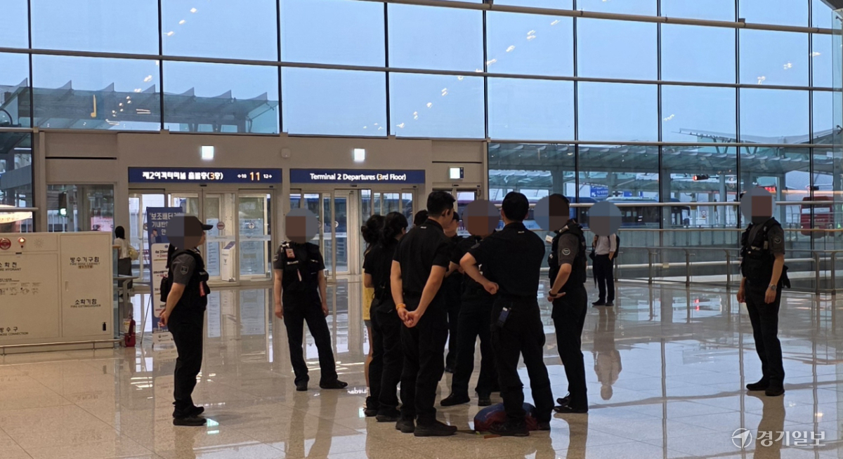 인천공항 수하물 벨트를 트랙처럼 뛰어다닌 20대 여성의 황당한 사유
