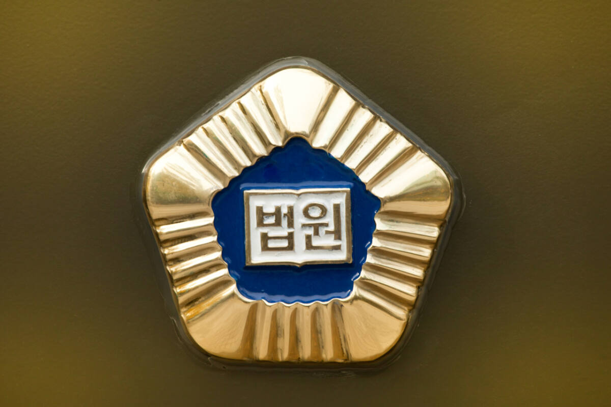 성관계 몰카 찍고 스토킹까지 저지른 전직 경찰관이 항소심서 감형받은 이유