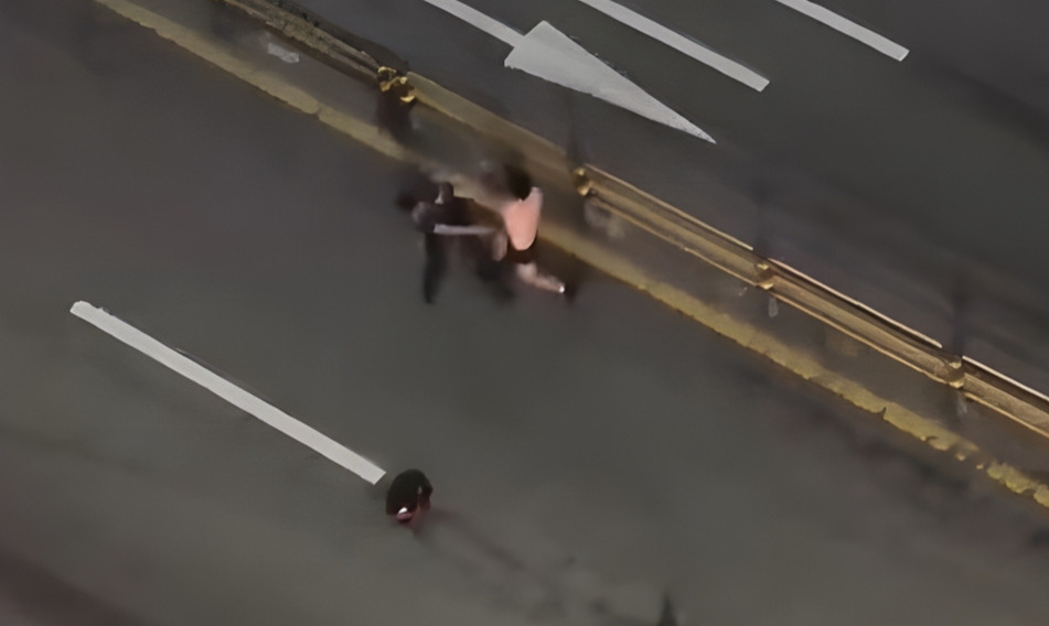 수원 한복판 6차선서 윗옷 벗고 경찰관에 난타전 벌인 40대, 결국 테이저건 진압