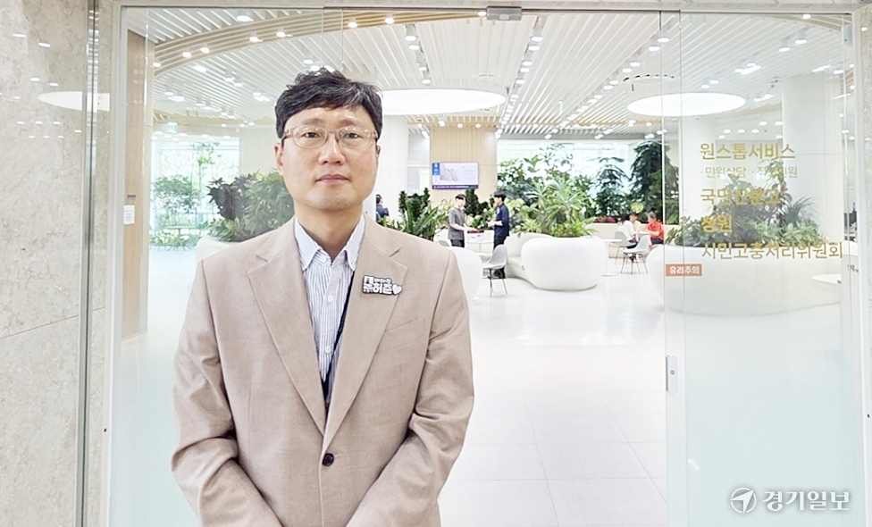 허준 수원 새빛민원실 베테랑팀장 "혼자 앓지 말고 지역 해결사에게 오... - 뉴스 썸네일 이미지