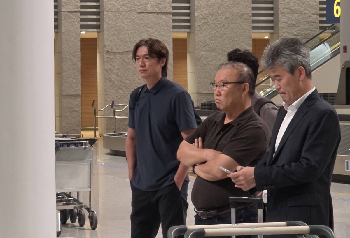 죄송한 마음뿐이라며 짧은 사과 툭 던지고 공항 빠져나간 홍명보