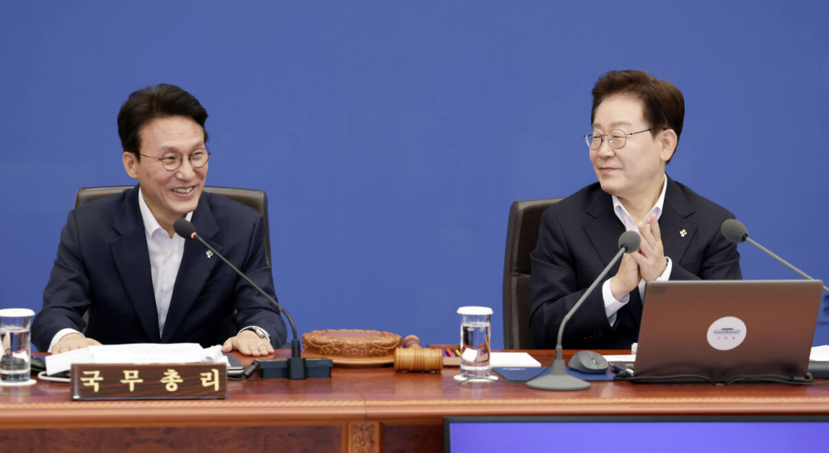 이재명 대통령이 국무회의에서 김민석 국무총리 발언에 박수 치는 모습