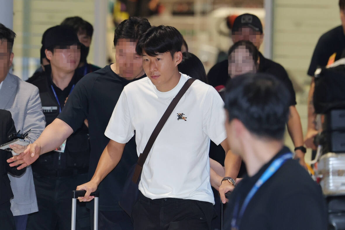 손흥민 등 선수들 ‘묵묵부답’ 귀국...비판 대신 위로 박수