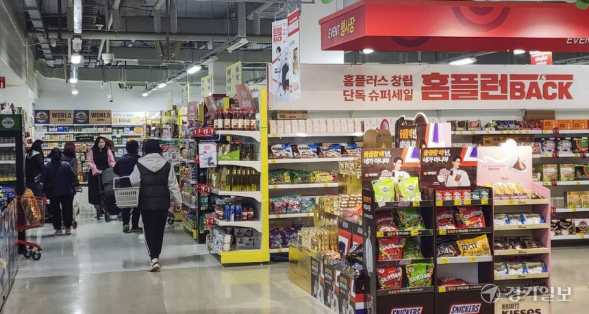 MBK 약속한 '홈플러스 2천억원 무상증여'...9개월째 실행은 '안갯속' - 뉴스 썸네일 이미지