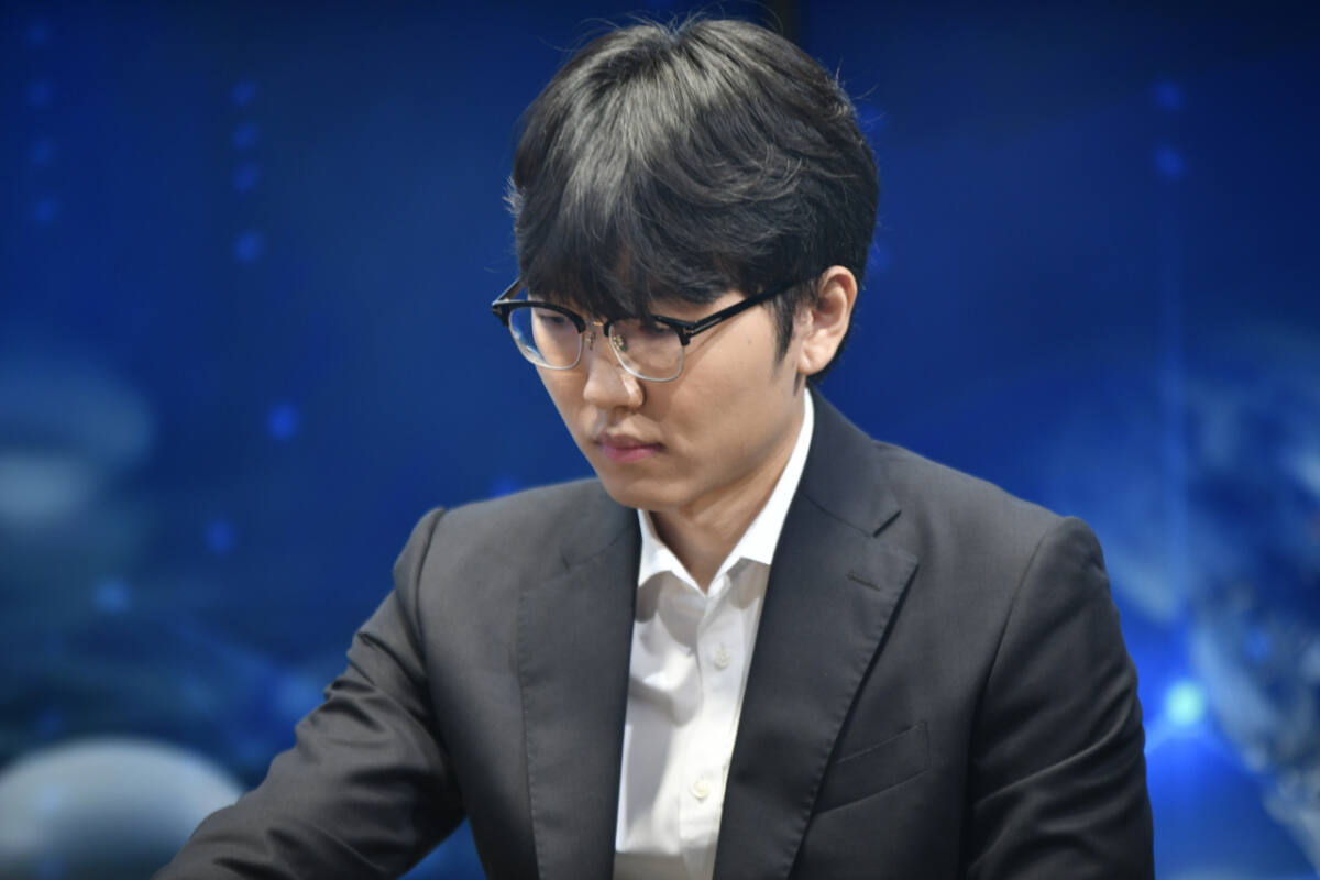 신진서, 최강 바둑 AI ‘카타고’ 꺾었다…이세돌 이후 10년 만의 인간 승리