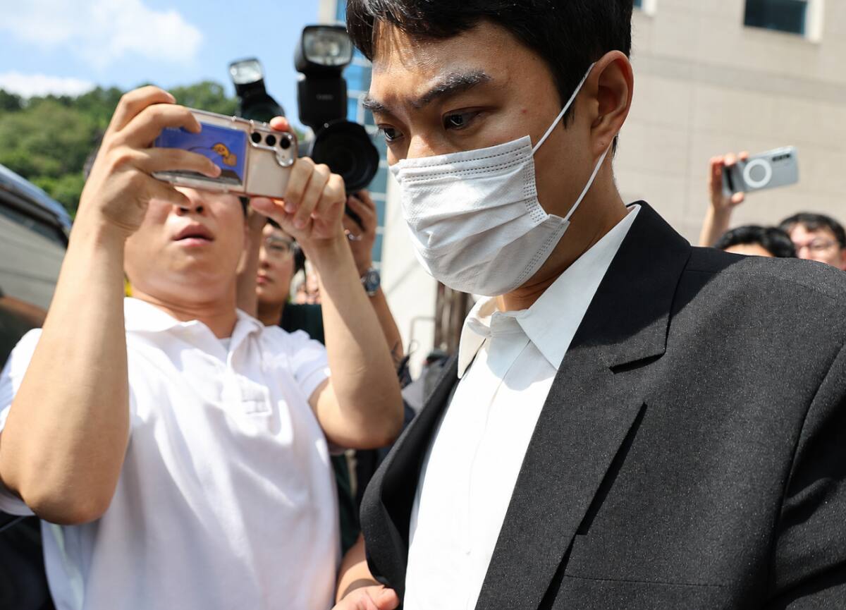 최영중 휴대전화서 교복 입은 ‘다른 피해자 사진’… 경찰 수사 대폭 확대