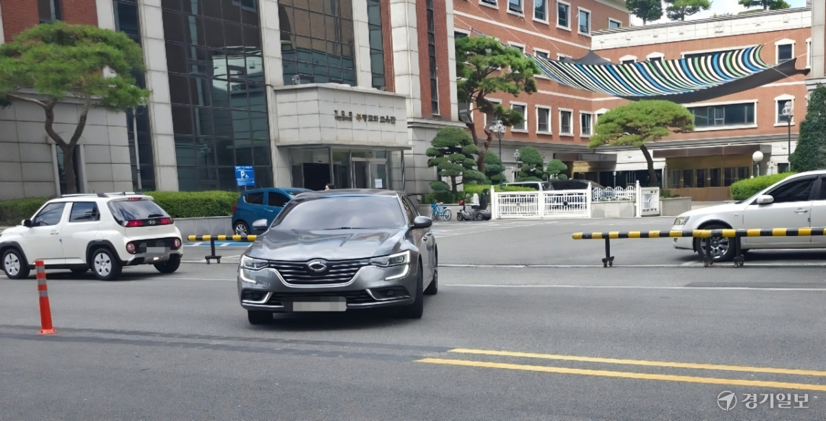 교회 앞 차 막힌다고 도로 중앙선을 페인트로 지워버린 목사님