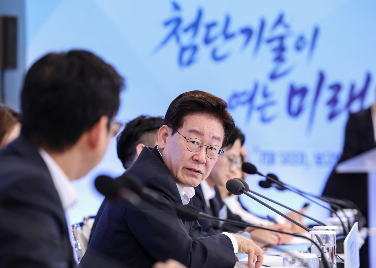李대통령 “반도체 호황 기회 살려 AI 다음 먹거리 준비해야”