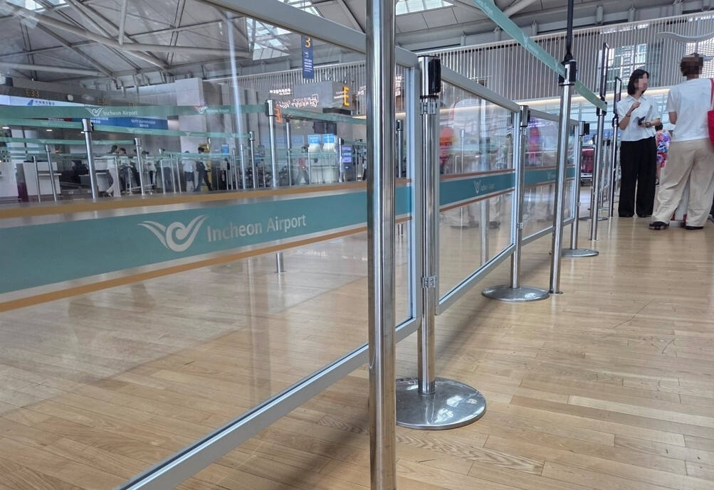 인천공항 출국장서 중국인 수십 명 무더기 새치기... 결국 안전 펜스 설치