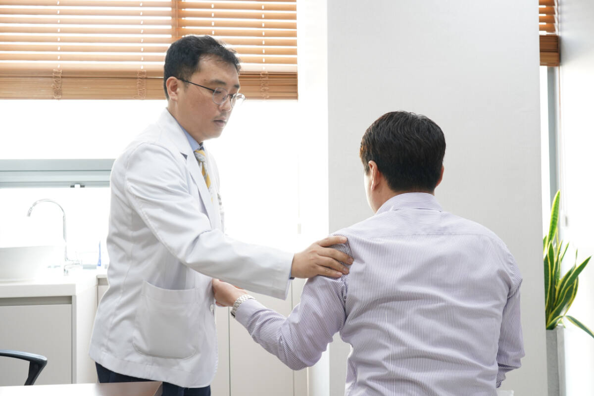 밤마다 어깨 지르는 야간통… 회전근개 파열 괴롭히는 수면 자세