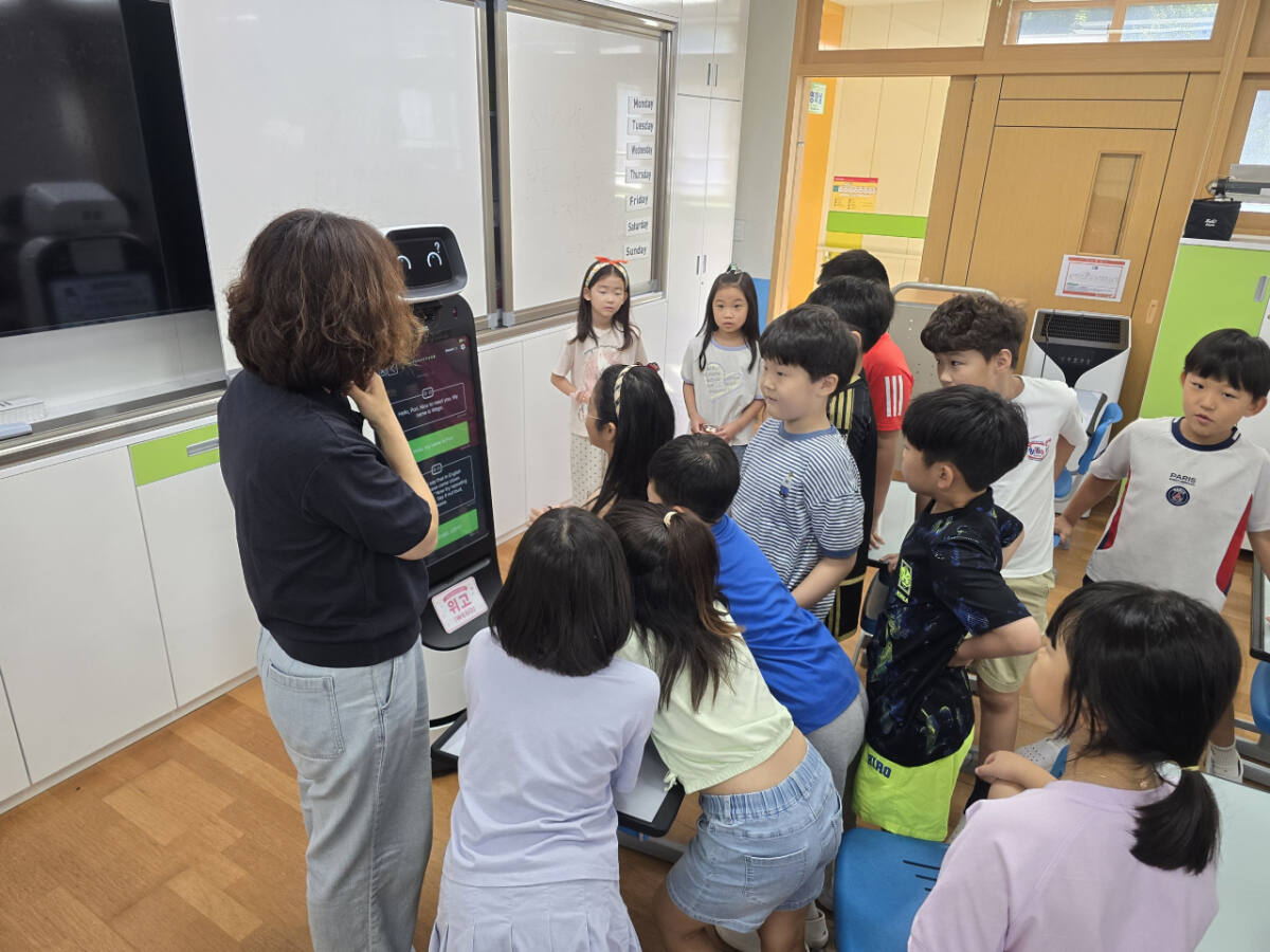 ‘영어 표현, 말하기 AI와 한다’… 개곡초, 영어 의사로봇 ‘LG 클로이봇’ 영어수업 도입