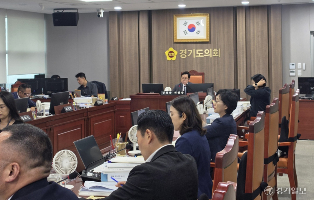 역할 뒤바뀐 경기도-도의회, 막 오른 예결특위서 격전 예상 - 뉴스 썸네일 이미지