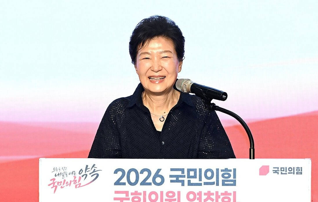 박근혜 전 대통령 "영화 논란? 박정희 친필 편지 다 까자"