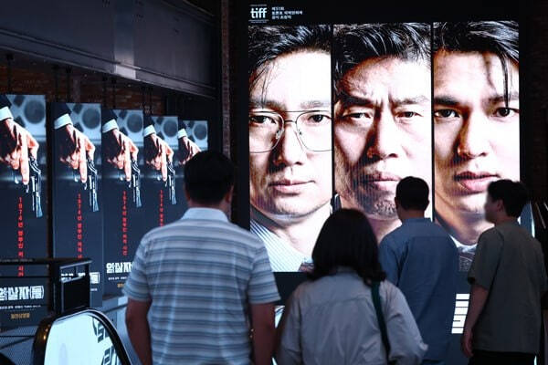 시끌시끌했던 ‘암살자(들)’…‘역사 왜곡’ 논란 속 손익분기점 돌파